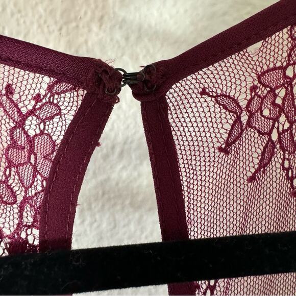 New Lulu's Burgundy Lace Halter Mini Dress Size Large - Picture 7 of 13